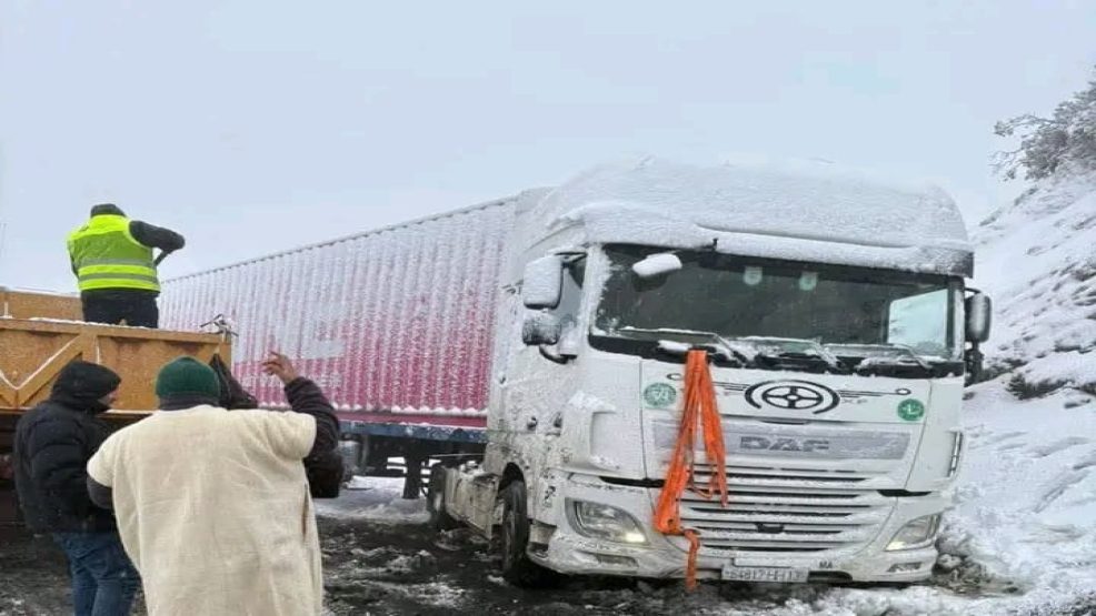 انقطاع الطريق الوطنية رقم 2 بإقليم الحسيمة بسبب التساقطات الثلجية