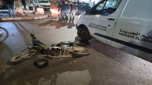 اولادفرج اقليم الجديدة ..حادث سير بالشارع الرئيسي في الاتجاهين وفرار مرتكبيها
