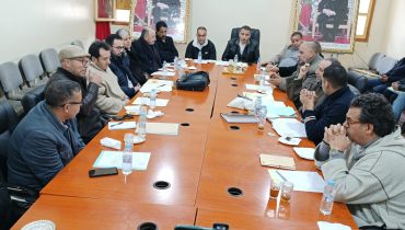 مُؤسسة “زمور زيان للتضامن” تتجند وتعبئ الموارد لإصلاح الطرق الجماعية بإقليم الخميسات