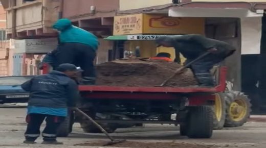 ترقيع الحفر بالتربة في شوارع أيت ملول يثير موجة استياء واسعة