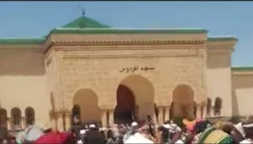 ويسلان مكناس .. استقبال المصلين بدون حصائر بالساحة الخارجية لمسجد الفردوس