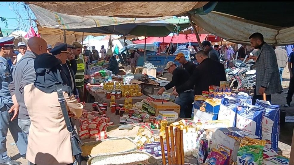 لجنة إقليمية تشدد المراقبة بسوق أولاد احسين وتحجز مواد غذائية فاسدة