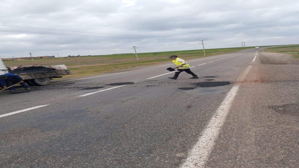 إصلاح حفر بالطريق الوطنية رقم 11 بين الشماعية وشيشاوة لتعزيز سلامة مستعملي الطريق