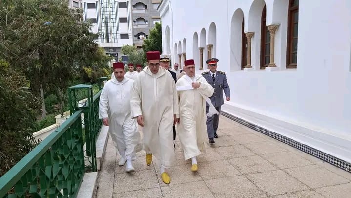 عامل إقليم الحسيمة يترأس صلاة عيد الفطر وسط أجواء روحانية وحضور مكثف للمصلين