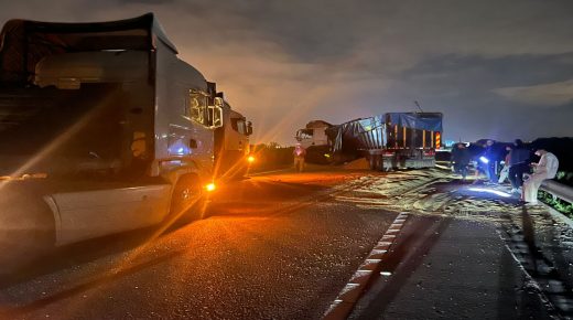 البيرالجديد ..عاجل: اصطدام شاحنتين يربك السير بالطريق السيار