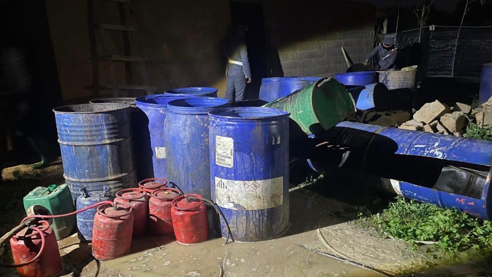 الدرك الملكي بقلعة السراغنة يفكك معملاً سرياً لتقطير “ماء الحياة” ويحجز أطناناً من المواد المخمرة