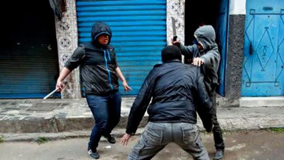 فاس .. الأمن يفتح بحثا قضائيا بعد وفاة شخص في مواجهات استعملت فيها الأسلـ…ـحة البيضاء بحي البورنيات ويوقف احد المشتبه بهم