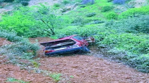 نجاة ركاب سيارة خفيفة بعد انقلابها في واد بضواحي بني بشير بالحسيمة