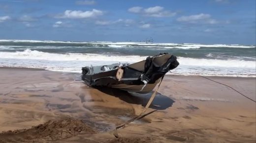 شاطئ سيدي رحال يلفظ فونطوم مزود بأربع محركات قرب بلانكا بيتش وإستنفار أمني كبير من مختلف الألوان