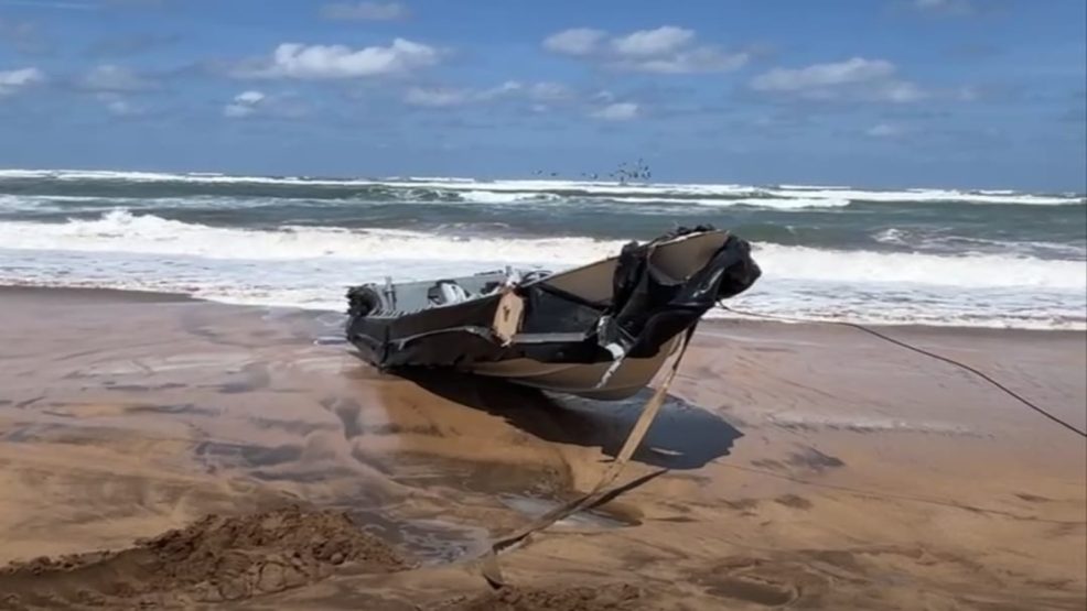 شاطئ سيدي رحال يلفظ فونطوم مزود بأربع محركات قرب بلانكا بيتش وإستنفار أمني كبير من مختلف الألوان