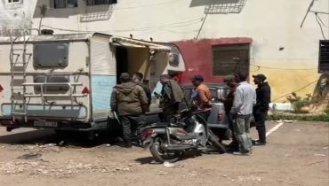 استنفار أمني بالحي الحسني بالدار البيضاء بعد العثور على سلاح ناري وسيف “ساموراي” داخل كرافان مهجور