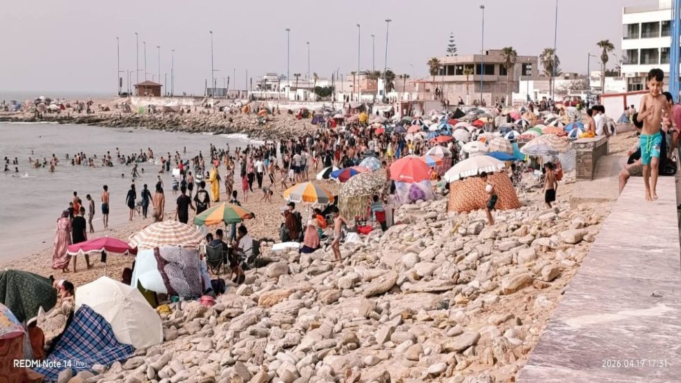 إقبال كبير على شاطئ الوطية بطانطان في ظل الارتفاع المهول للحرارة