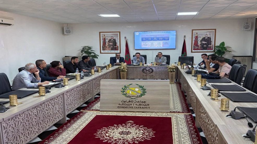 تافراوت: المصادقة على اتفاقية التأهيل الحضري وإطلاق 5 مشاريع مهيكلة تشمل الأحياء والسوق والمطرح والمدخل الغربي