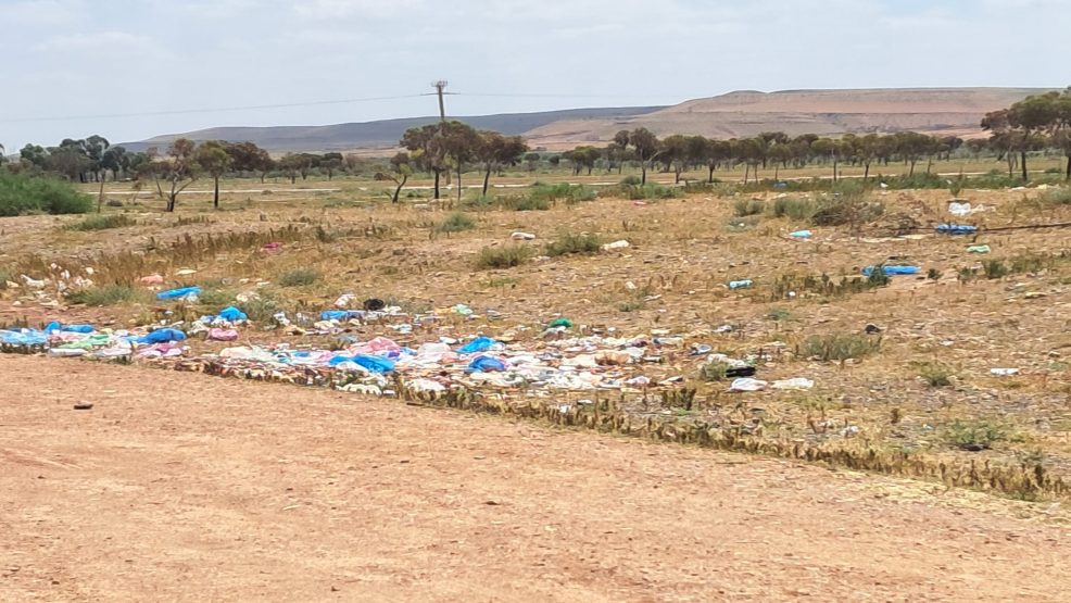 الأزبال بمحيط المؤسسات التعليمية بسيدي شيكر… اختلالات في التدبير رغم توفر الإمكانيات