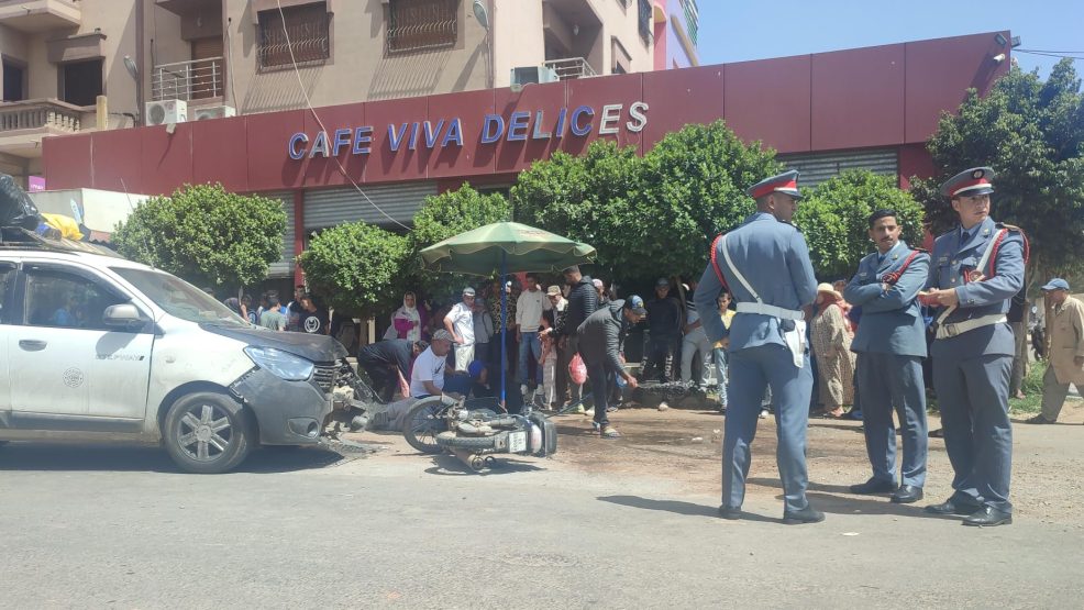 اولاد فرج  إقليم الجديدة..عاجل حادث سير خطير بين دارجة نارية وسيارة الأجرة وسط المركز