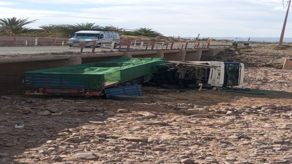 زاكورة .. انقلاب شاحنة بقنطرة تاسمينخت ” نزيف متواصل على الطريق الوطنية رقم 9″