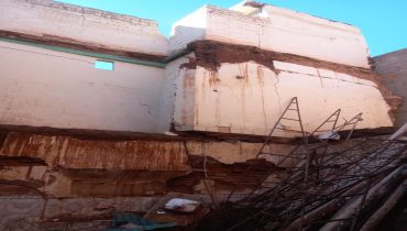 مراكش..حائط مهدد بالانهيار يرعب ساكنة درب التوارك .. مطالب بتدخل عاجل قبل وقوع الكارثة