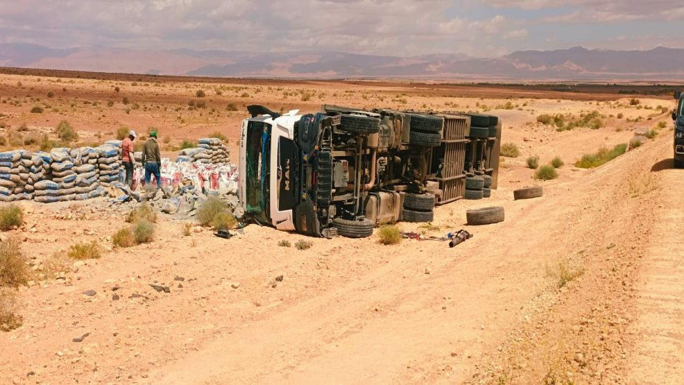 الراشدية ..انقلاب شاحنة محملة بالإسمنت على الطريق الوطنية رقم 13 دون خسائر بشرية