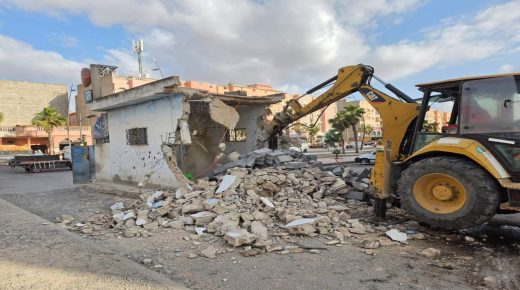 اليوسفية ..السلطات تقوم بهدم كشك بالشارع العام