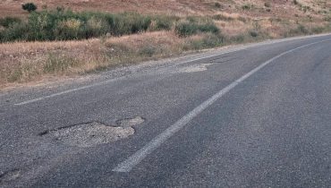 بعد سنوات قليلة من إنجازها.. الطريق الجهوية 205 بين جزولة وإيغود تتحول إلى مصدر للمعاناة وتثير أسئلة محرجة حول جودة الأشغال