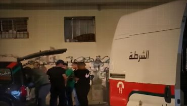 جريمة قتل تهز حي الحاج فاتح بالألفة.. وشاب يلفظ أنفاسه الأخيرة بعد تعرضه لطعنات قاتلة