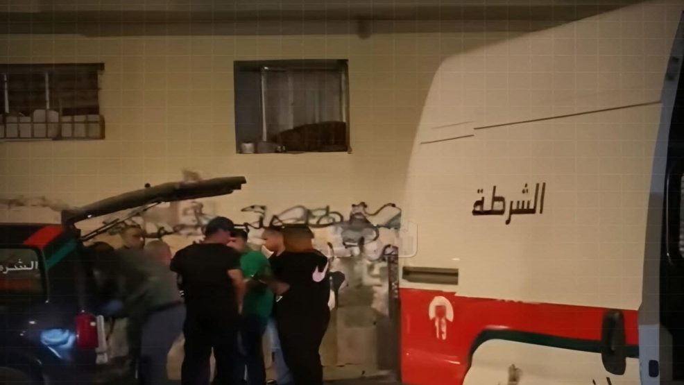 جريمة قتل تهز حي الحاج فاتح بالألفة.. وشاب يلفظ أنفاسه الأخيرة بعد تعرضه لطعنات قاتلة