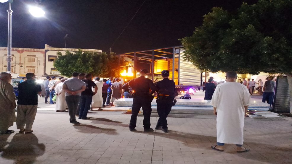 استنفار بمحيط مسجد الإمام مالك بإمزورن بإقليم الحسيمة بعد وضع كشك حديدي قرب المدخل الرئيسي
