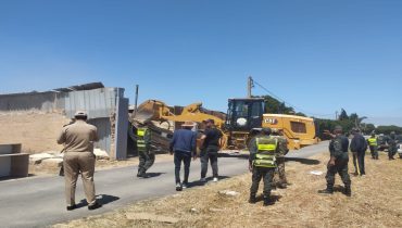 جرافات السلطة تُسقط مستودعات عشوائية وتُنهي نشاط وكر للمخدرات والدعارة بالساحل الطريفية