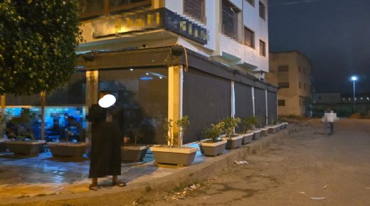 فوضى احتلال الملك العمومي بحي الضخامة 1 بحد السوالم.. مقهى تتمدد على حساب الراجلين والساكنة تطالب بالتدخل