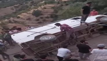 معاناة الطرق بنواحي الحسيمة تتواصل.. انقلاب سيارة بدوار تينط ونجاة ركابها بأعجوبة