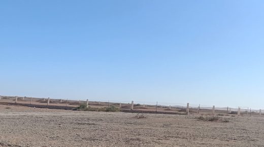 شحنات من الأتربة بملعب دوار بلعوني بسيدي شيكر تثير علامات استفهام حول مصدرها وطبيعة الأشغال