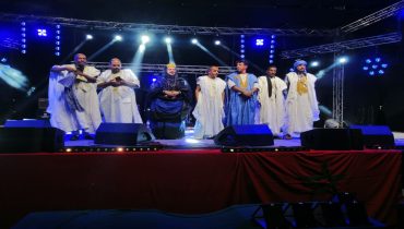 مراكش..تكريم الغالي أحمنيها في مهرجان التراث الحساني وتتويجه بلقب سفير للسلام والتنمية