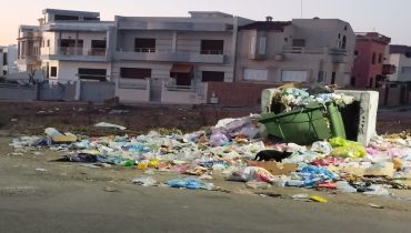 مولاي بوسلهام.. مشاهد لتراكم الأزبال مع انطلاق الموسم الصيفي