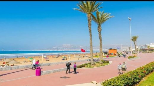 كورنيش أكادير تحت حصار المرشدين الأشباح .. فوضى تهدد السياحة وتستوجب قبضة القانون