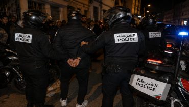 أكادير.. عناصر فرقة الدراجين توقف مشتبهًا فيه في سرقة هاتف تحت التهديد بالسلاح الأبيض بمنطقة تكيوين