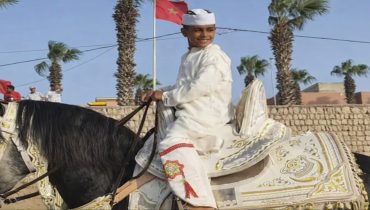 مولاي عبدالله.. الطفل عيسى : أصغر فرسان التبوريدة يحمل مشعل تراث عريق