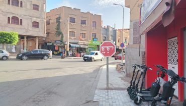 وجدة.. علامة “قف” تحتاج إلى إصلاح