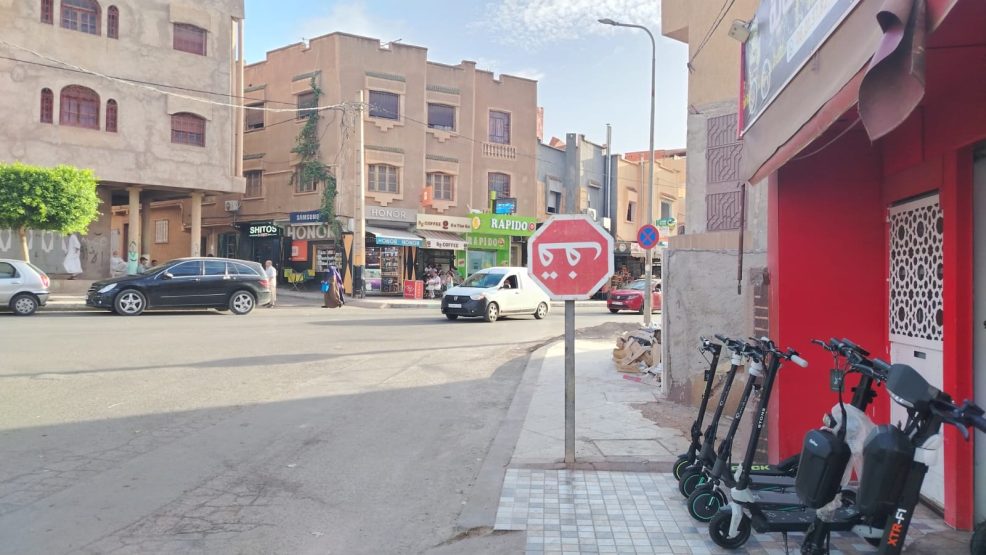 وجدة.. علامة “قف” تحتاج إلى إصلاح