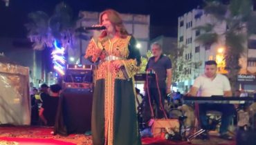 الحسيمة.. صابرينا الريفية تخطف الأنظار بحضور جماهيري قياسي في سهرة فنية مميزة بإمزورن