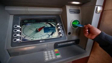 القضاء ينصف زبوناً بعد ابتلاع بطاقته البنكية.. وتعويض بـ5000 درهم على عاتق البنك