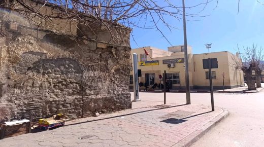 ترجيست.. حائط مهدد بالسقوط يثير مخاوف على سلامة المارة وسط المدينة