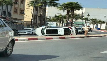 انقلاب سيارة بعد اصطدامها بشاحنة يربك حركة السير بأجدير قرب الحسيمة
