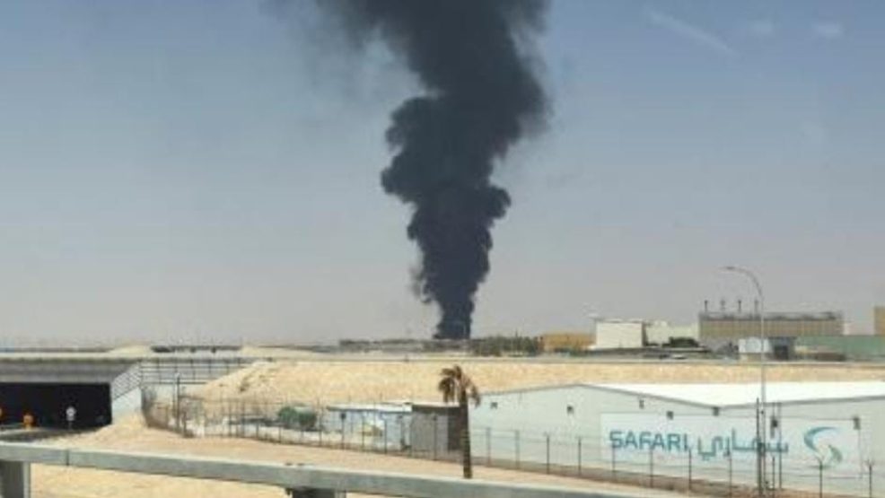 استنفار في الرياض.. ألسنة لهب ودخان أسود كثيف قرب مطار الملك خالد وسط إنذارات جوية!
