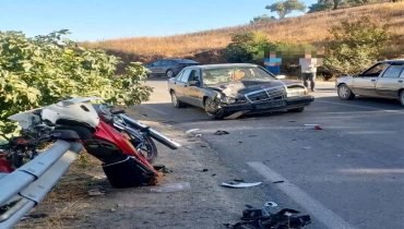 مصرع شاب في اصطدام مروع بين دراجة نارية وسيارة مرسيدس بضواحي الحسيمة