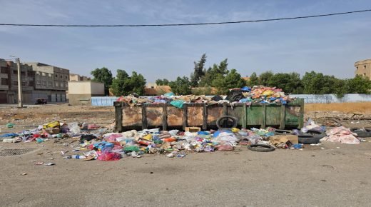 حاويات مملوءة عن آخرها بالنفايات وسط وضواحي سيدي سليمان
