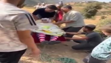 سيدة مريضة تُنقل على متن “برويطة” بدوار ادغوص ضواحي الحسيمة