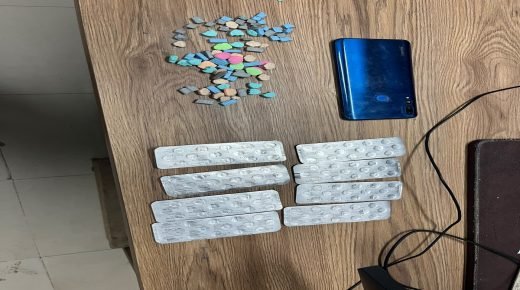 سوق الأربعاء الغرب.. توقيف شخصين وحجز 300 قرص مهلوس في عملية أمنية للشرطة القضائية