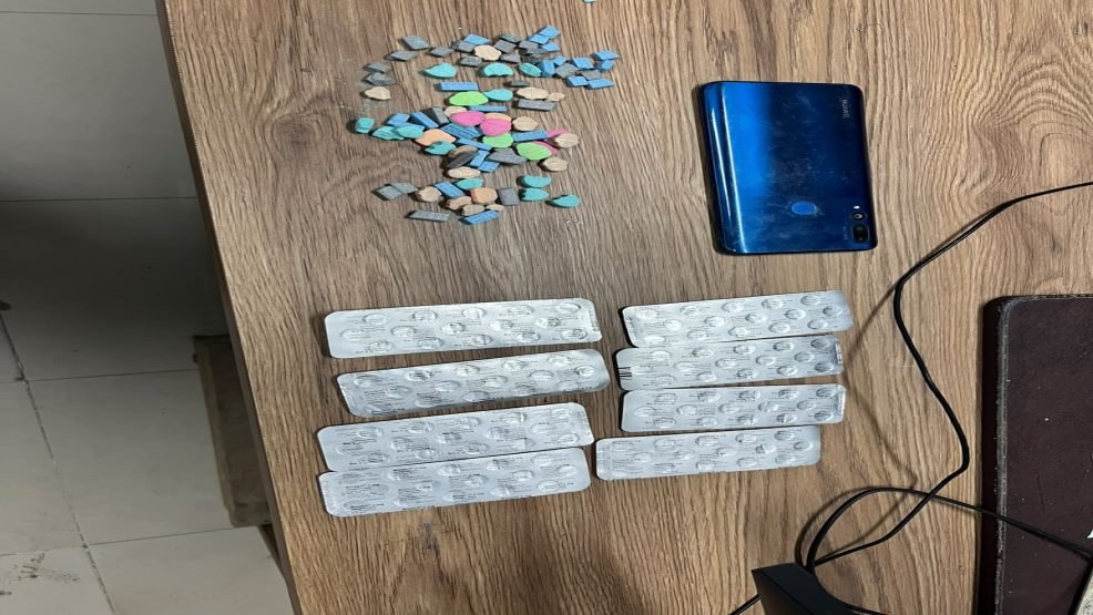 سوق الأربعاء الغرب.. توقيف شخصين وحجز 300 قرص مهلوس في عملية أمنية للشرطة القضائية