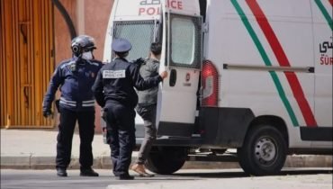 الحسيمة.. توقيف نادل بمقهى للاشتباه في استدراجه طفلة قاصر والتحرش بها وهتك عرضها