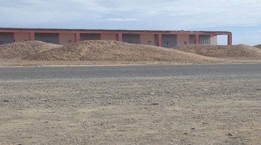 سيدي شيكر.. شحنات من التوفنة بمركز محيريكة تثير تساؤلات حول طبيعة الأشغال وغياب لوحة المعلومات